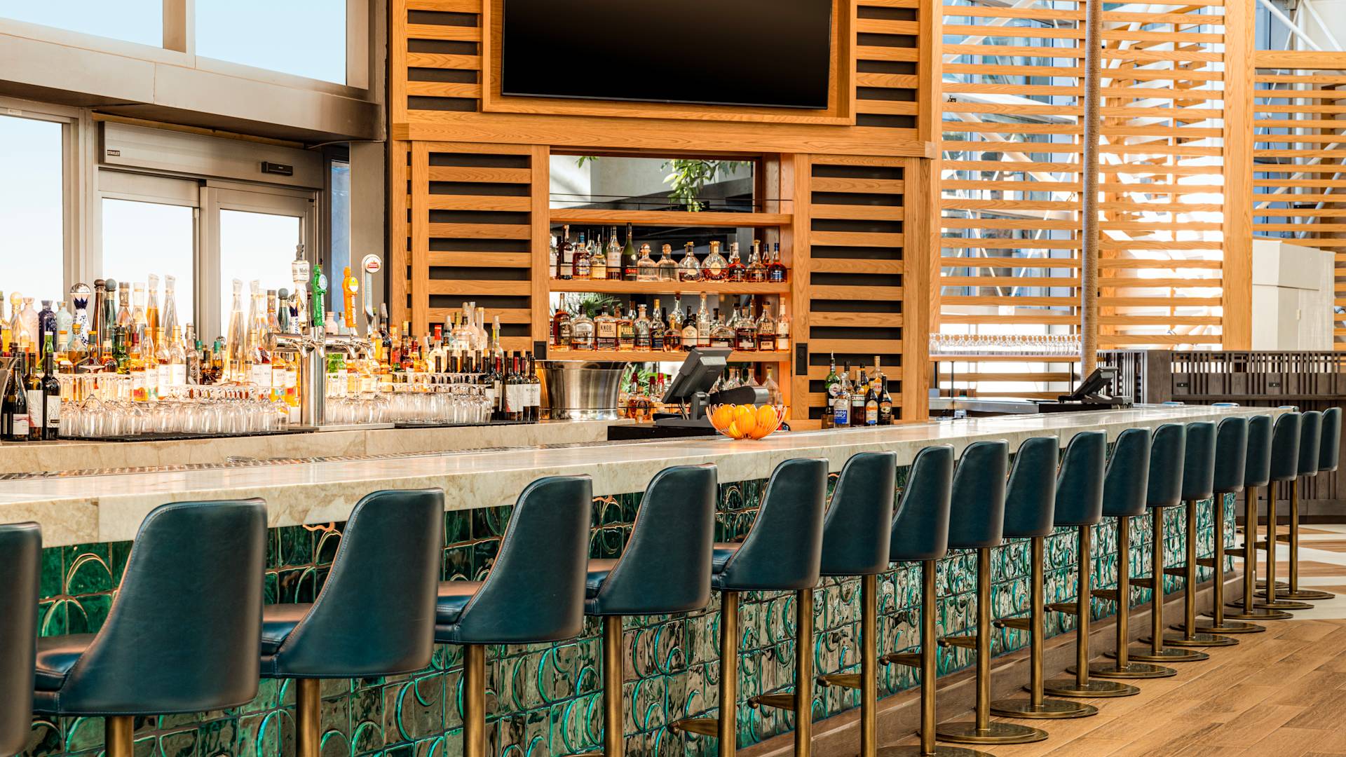 酒店酒吧配有吧台座椅