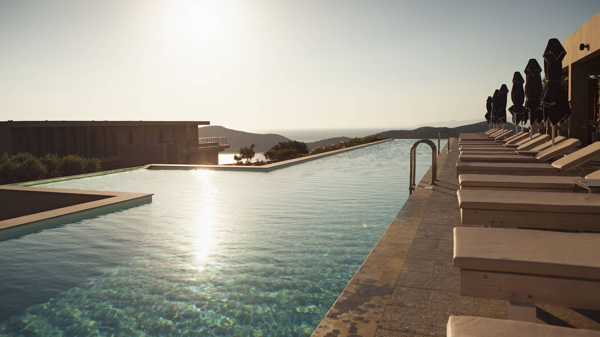 สระว่ายน้ํากลางแจ้งและเก้าอี้อาบแดด