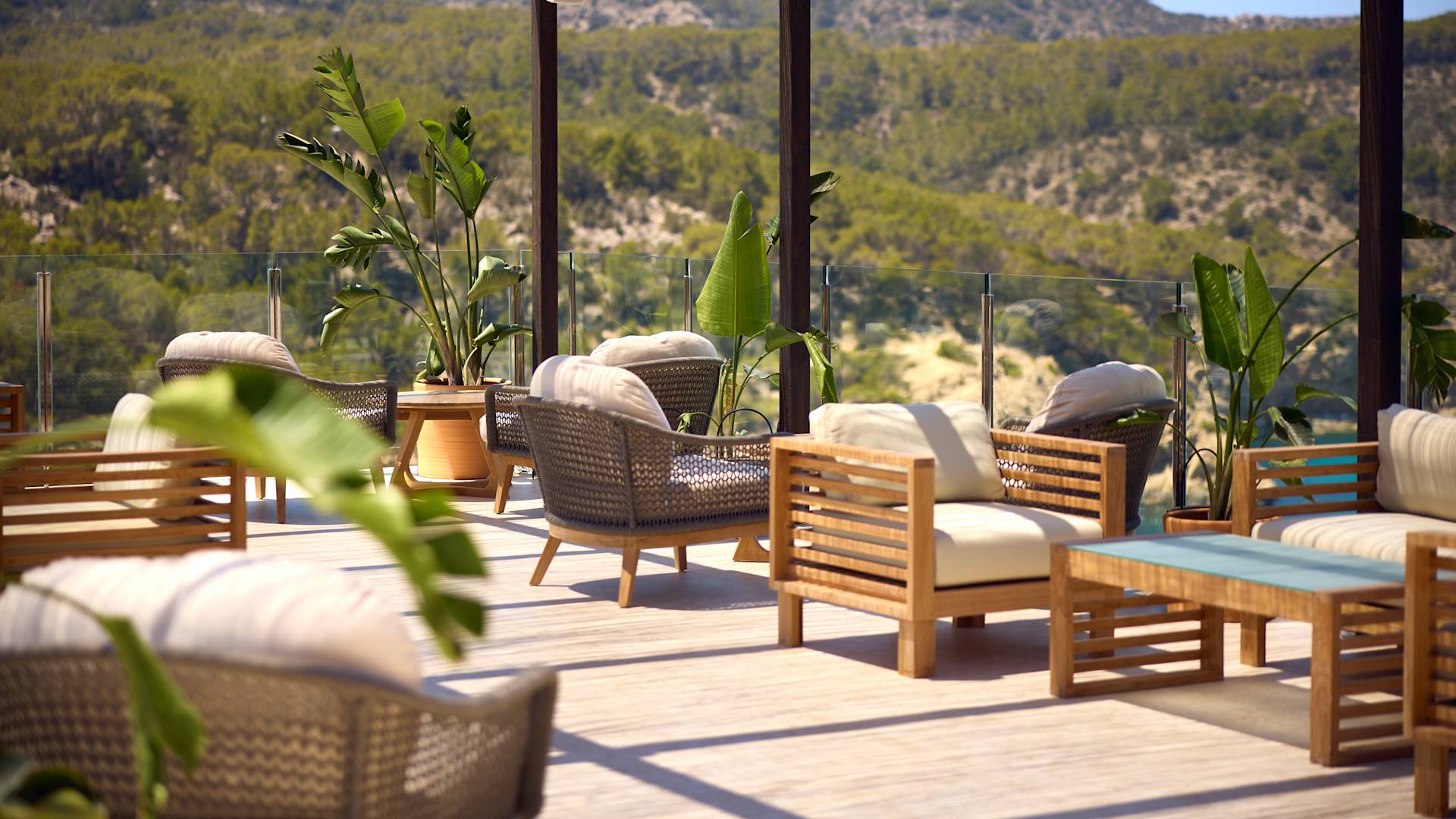 Sitzbereich im Freien des Restaurants "Paseo" mit Tischen und Stühlen