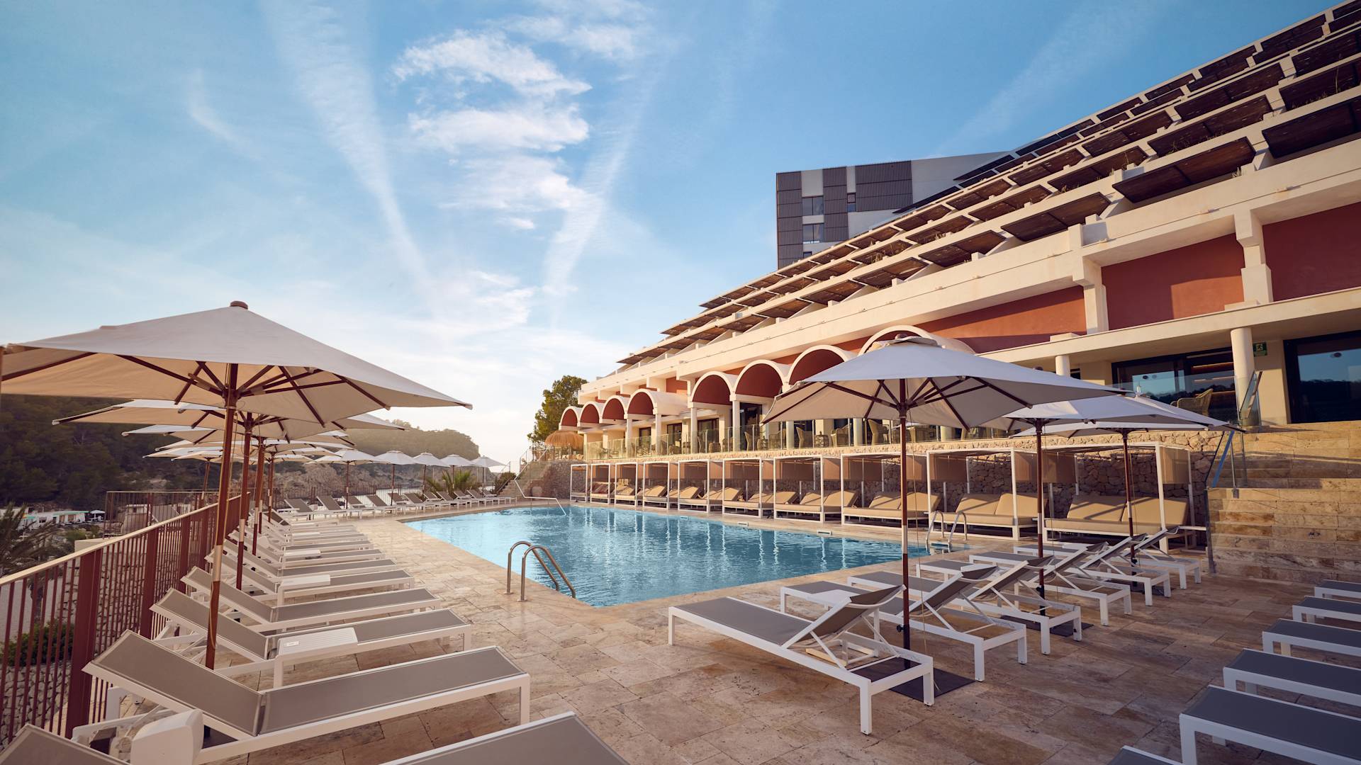 Außenpool mit Liegestühlen und Handlauf