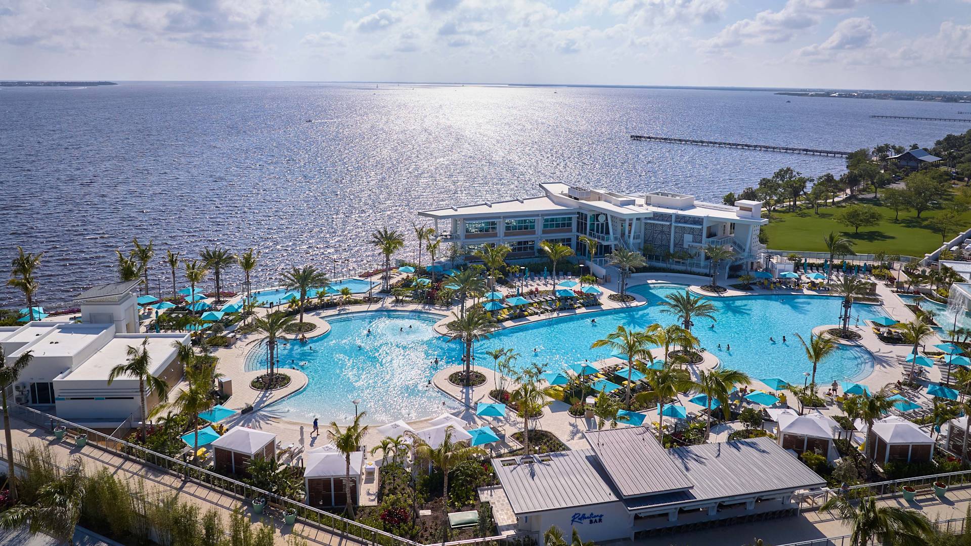 Selesai Kolam Renang dipotret dengan pemandangan laut di siang hari