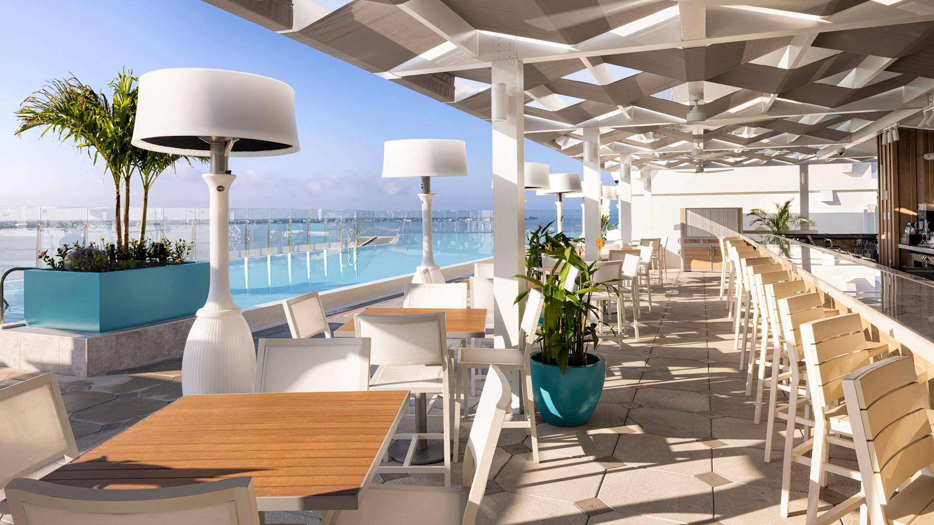 Level Bar dan restoran Biru dengan jendela terbuka menghadap ke air