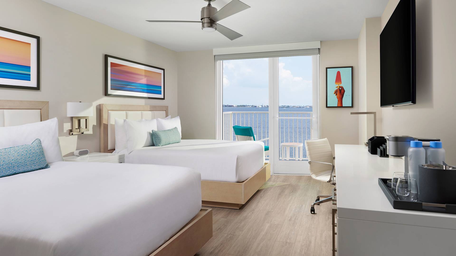 Номер для людей с ограниченными возможностями с двуспальной кроватью Queen Size, балконом и видом на воду