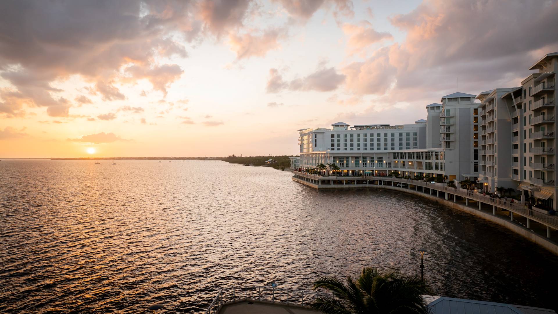 Eksterior Sunseeker Resort Florida Gulf Coast di tepi Air saat Matahari Terbenam