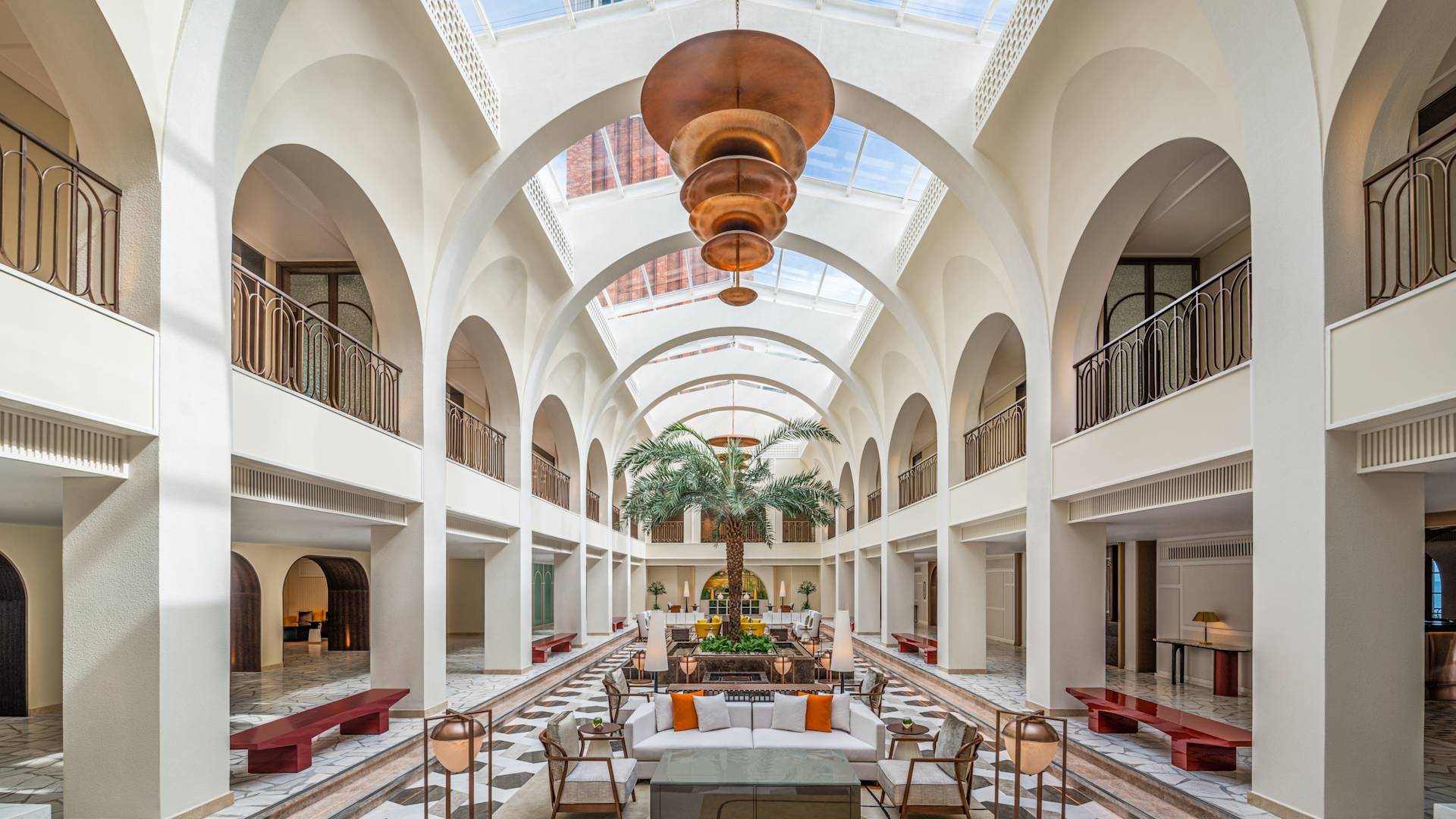 Area lobi dengan tempat duduk yang nyaman dan detail arsitektur