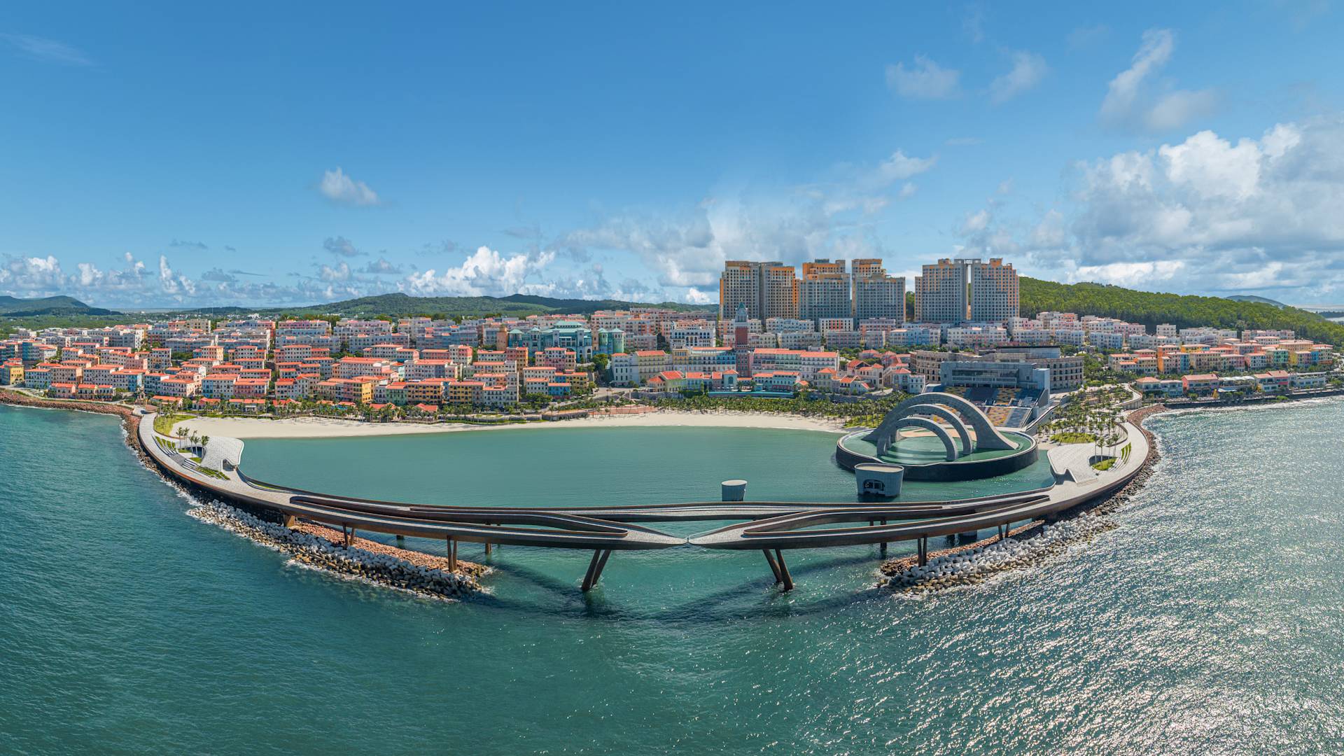 Blick auf die Küste mit Gebäuden und Brücke