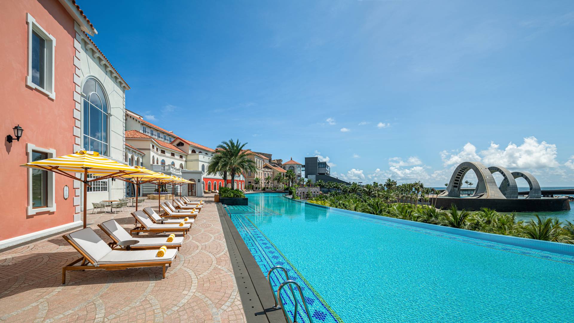 ラウンジチェアを配した屋外プール