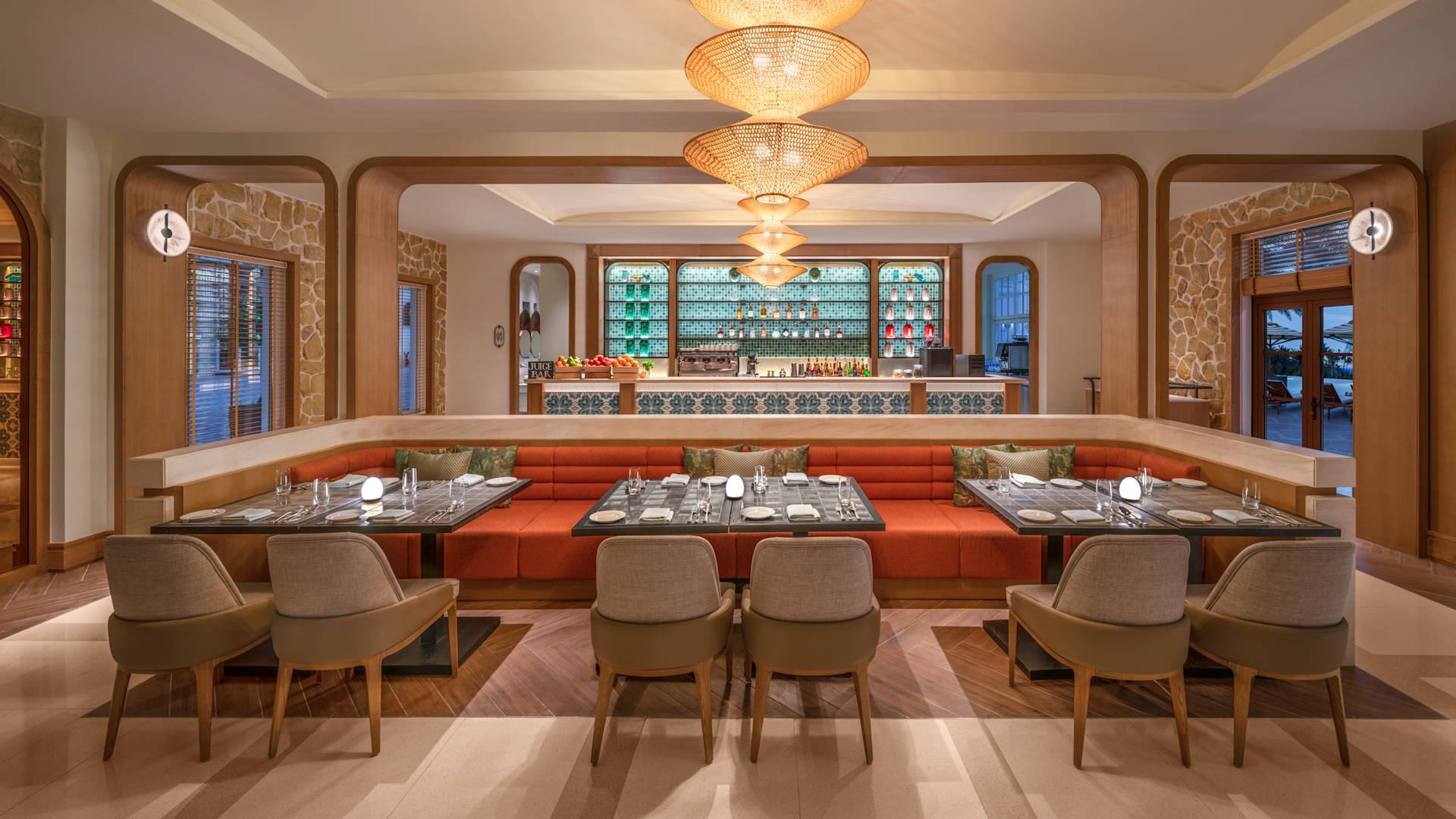 テーブルと椅子を備えたバーのリビングエリア