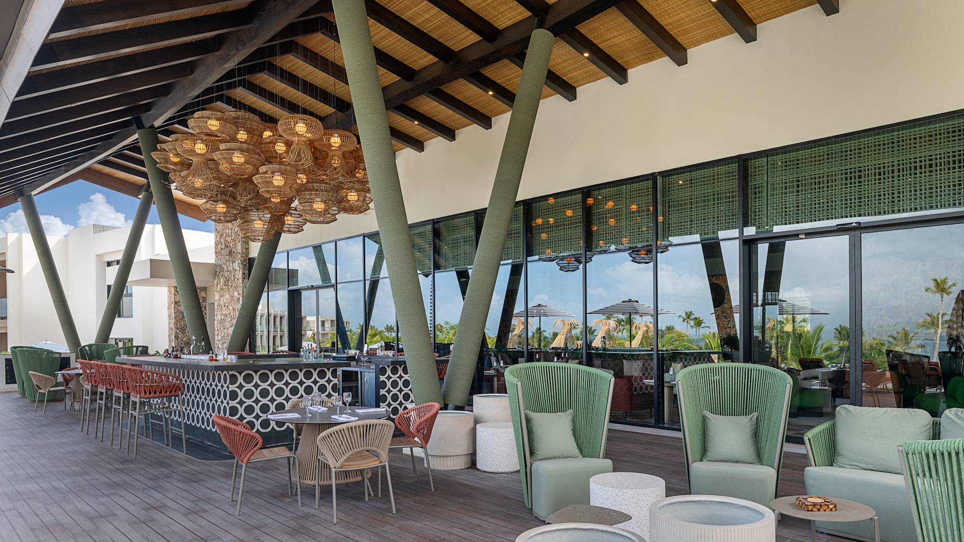 Bar Royal Palm junto a la piscina