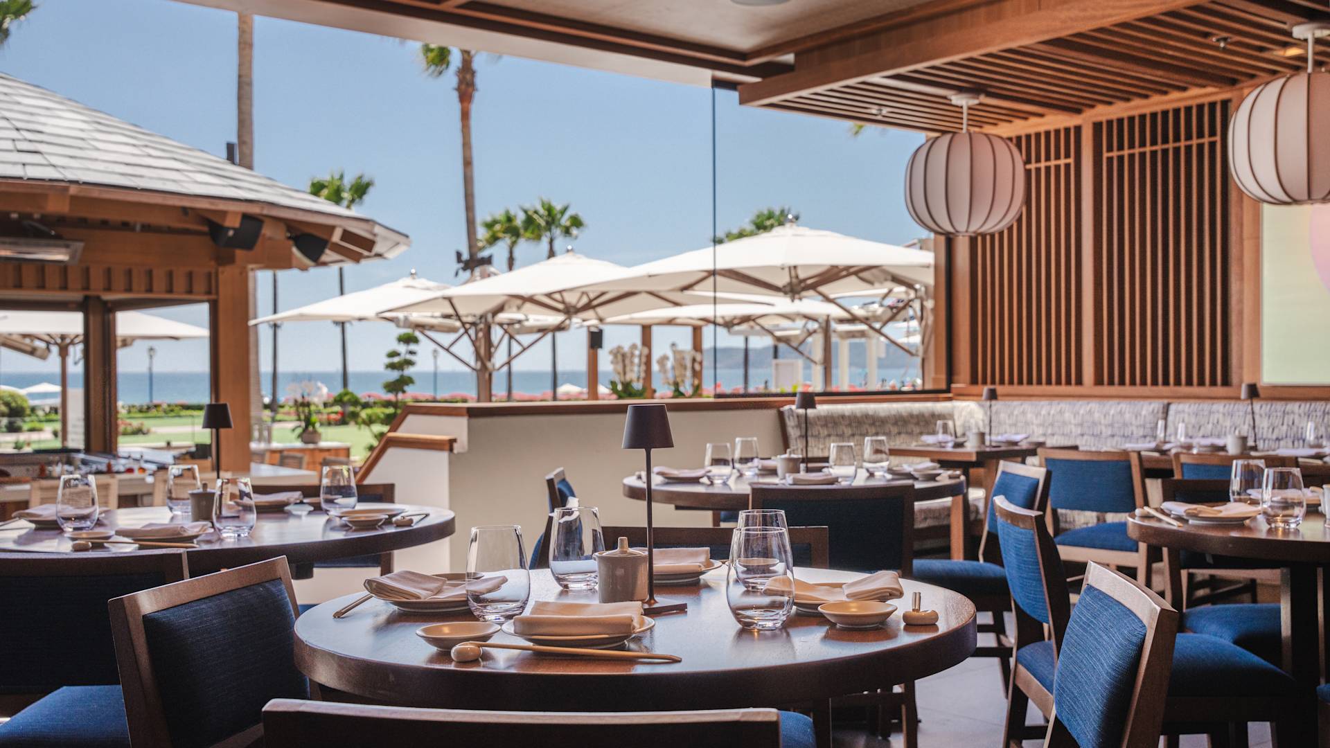 Salle à manger du patio du restaurant Nobu del Coronado, vue sur les parasols du patio et l'eau