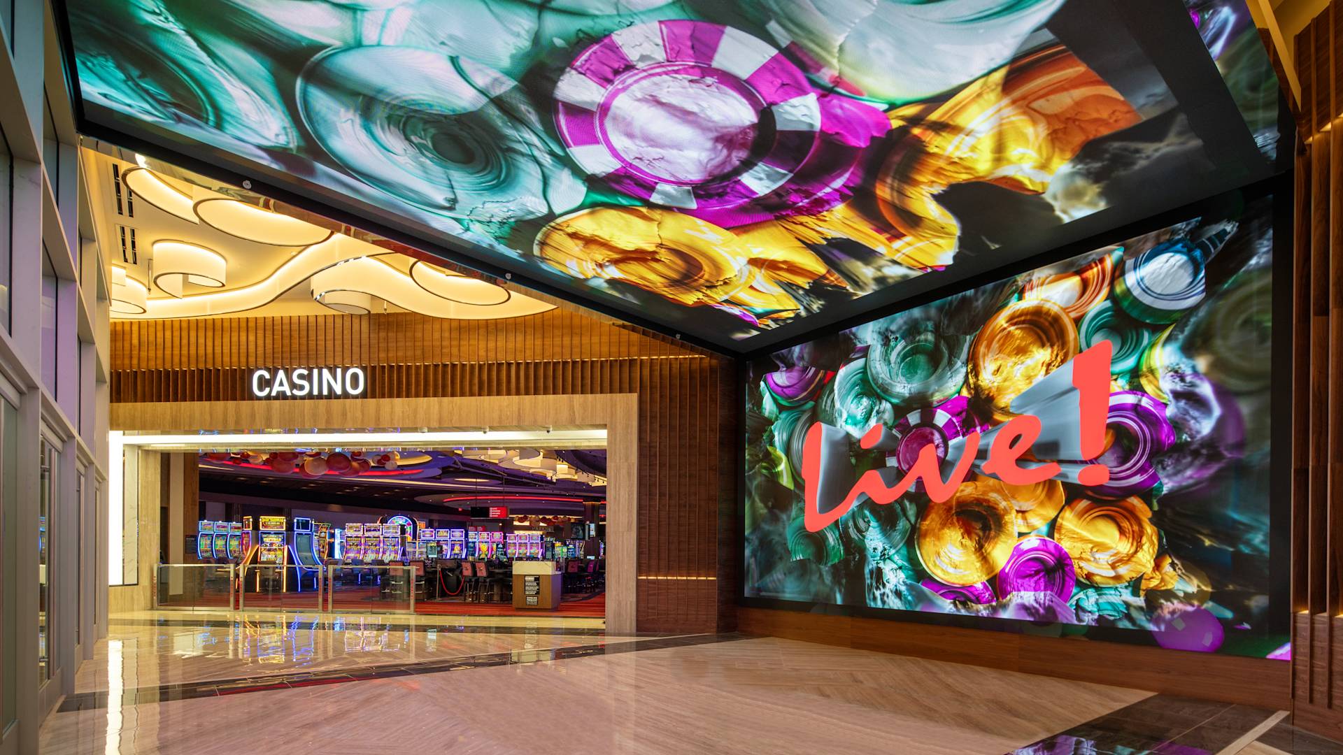 벽과 천장에 다채로운 벽 아트가 장식된 카지노 입구