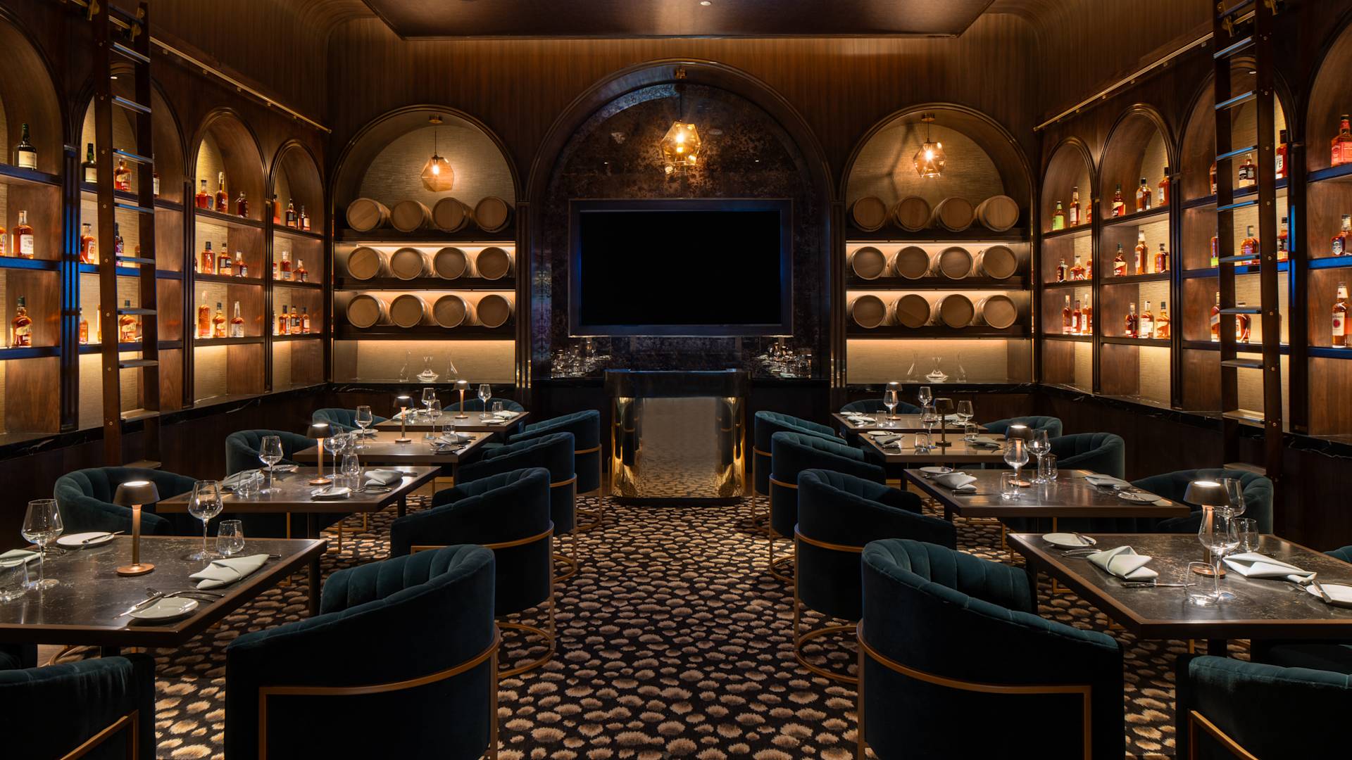 더 프라임 립 - 분위기 있는 딤 조명이 있는 아늑한 레스토랑