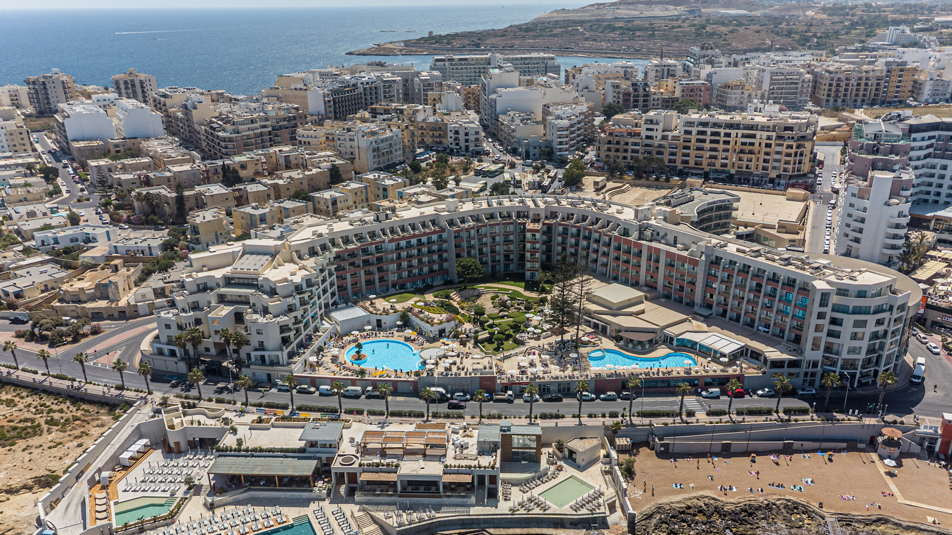 Luftaufnahme des Außenbereichs des Hotels mit umliegenden Gebäuden und Meer