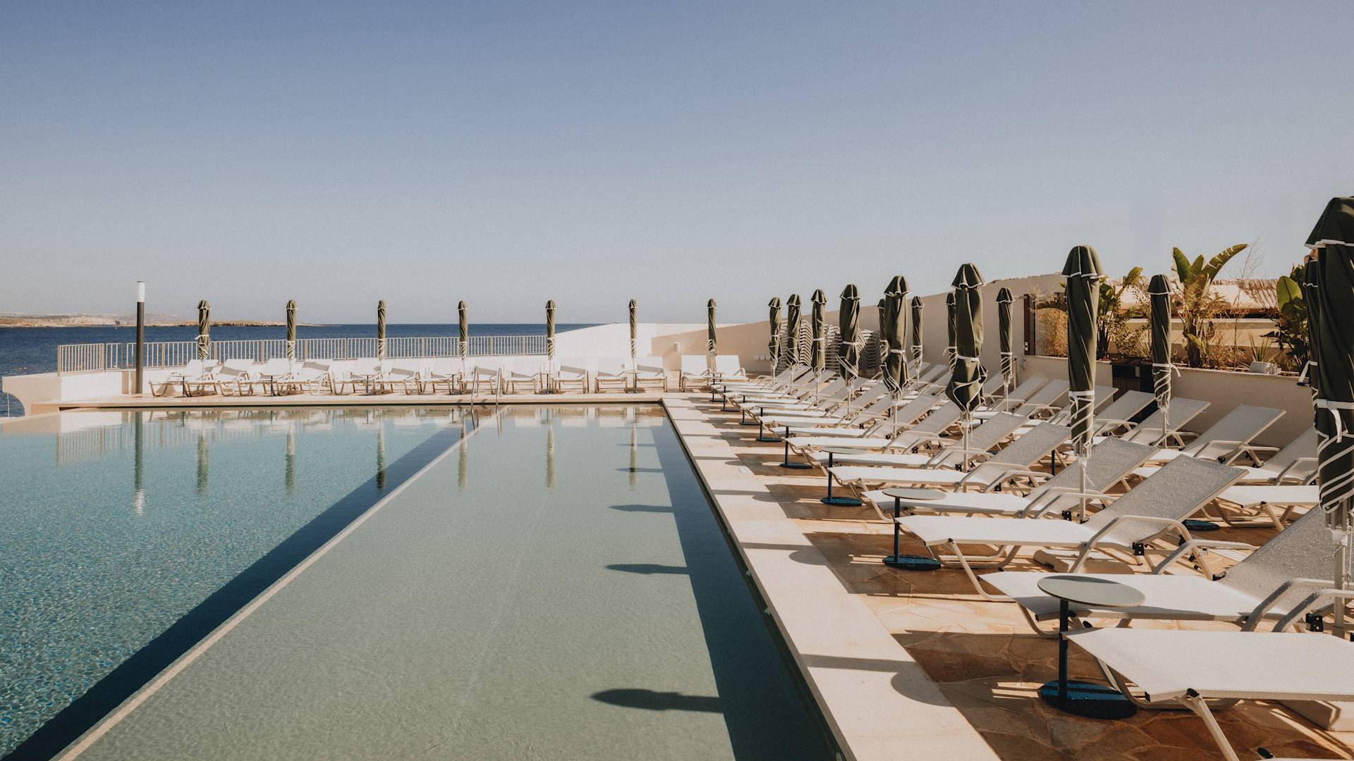 Ulkouima-allas lepotuoleilla