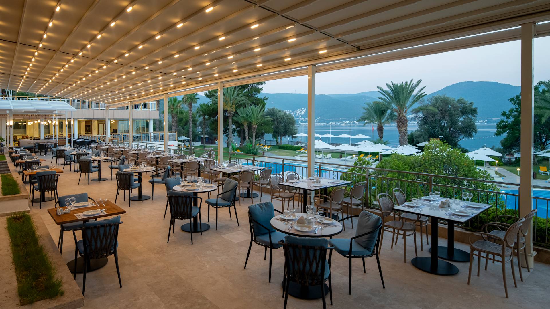 Espace restaurant avec tables et chaises