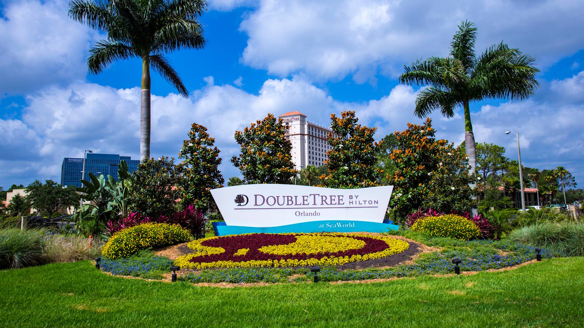 Vista diurna de la señalización del hotel y paisaje con hotel de fondo