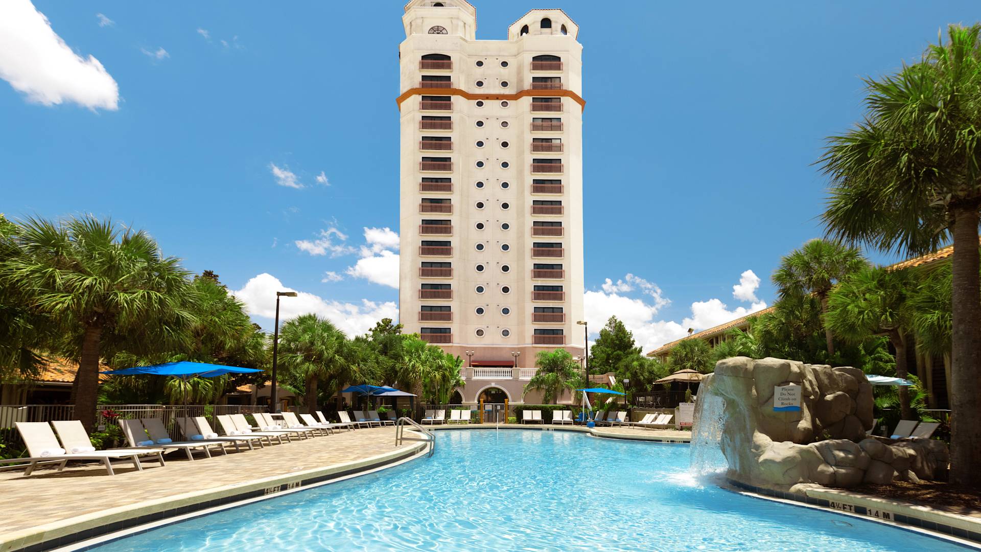 Vue de la tour depuis la piscine du lagon