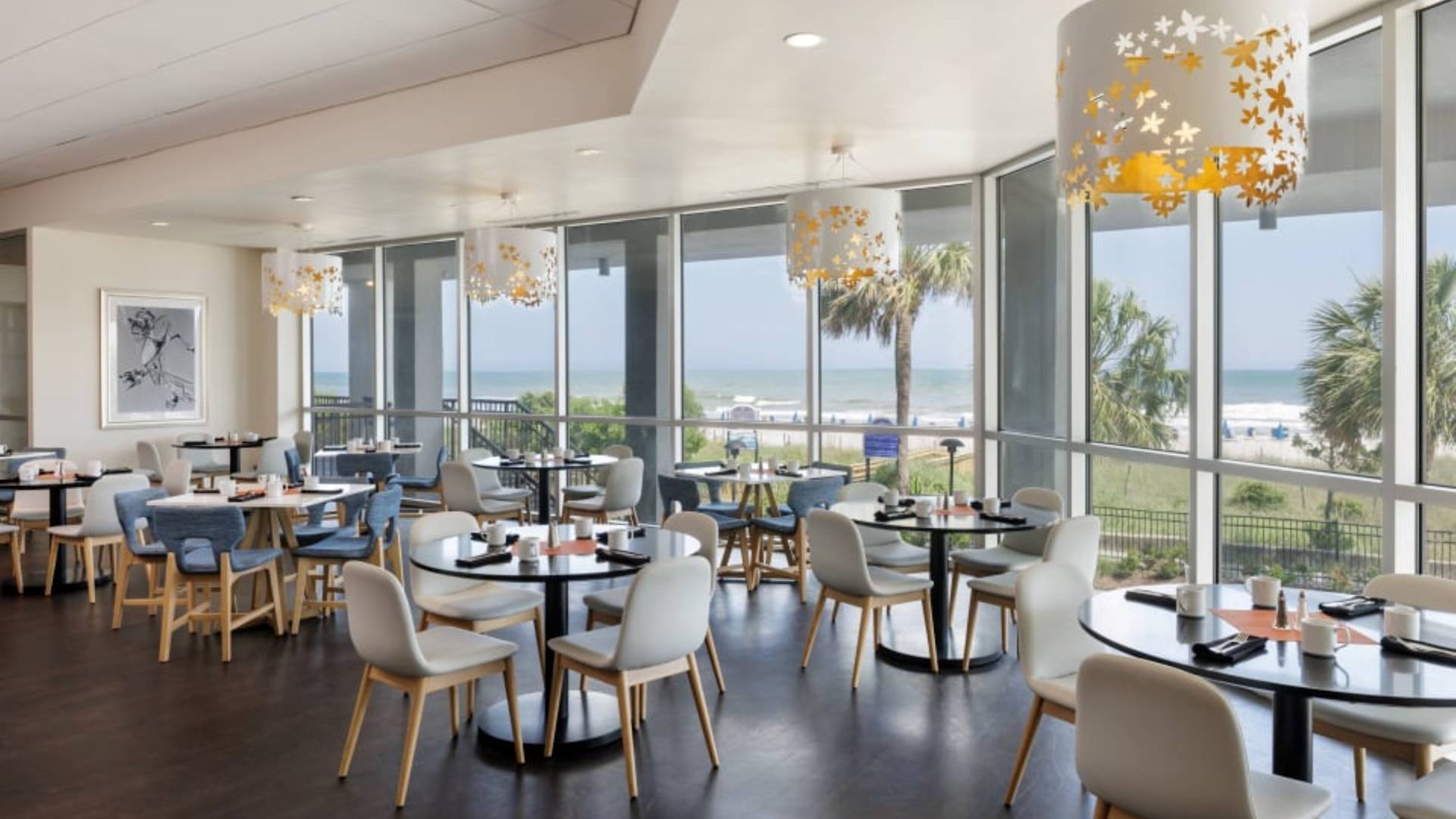 Costal Bar & Grill 用餐室，坐擁海灘景觀