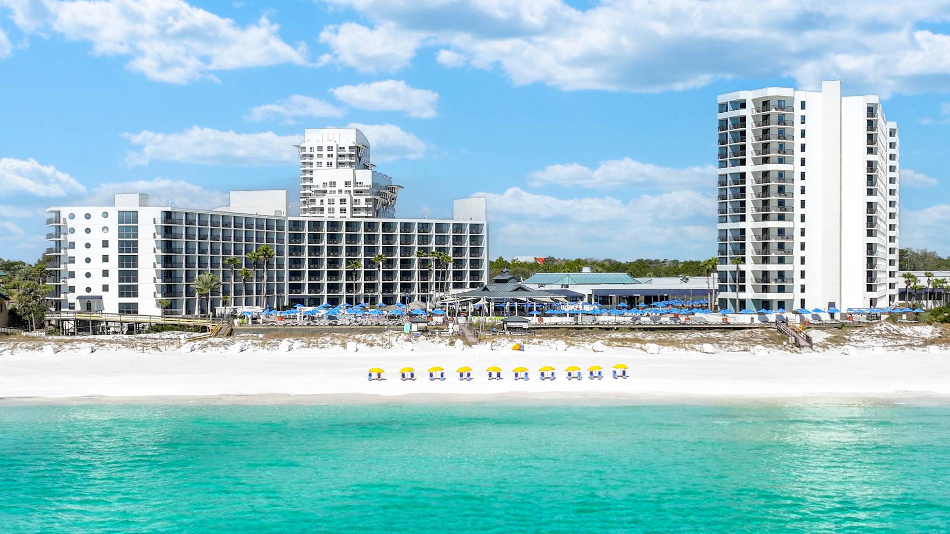 Vedere spre exterior a hotelului Hilton Sandestin Beach Golf, stațiune și centru spa și zonă de plajă