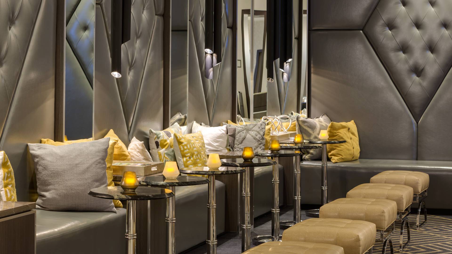 Sitzbereich der Lobby mit Tischen und Stühlen