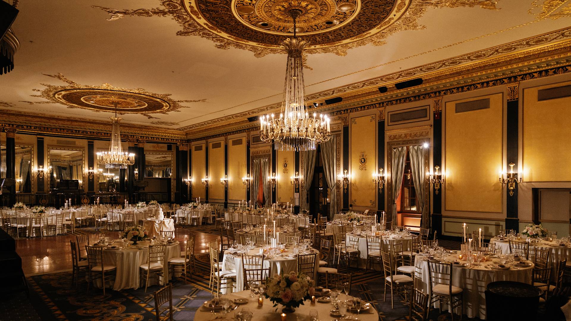 웨딩 축하를 위한 엠파이어 룸 세팅