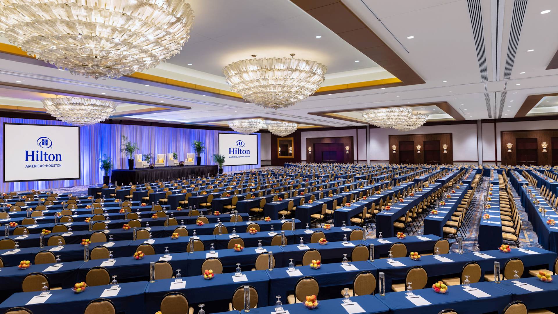 Vedere spre unghi a sălii de bal a Americilor