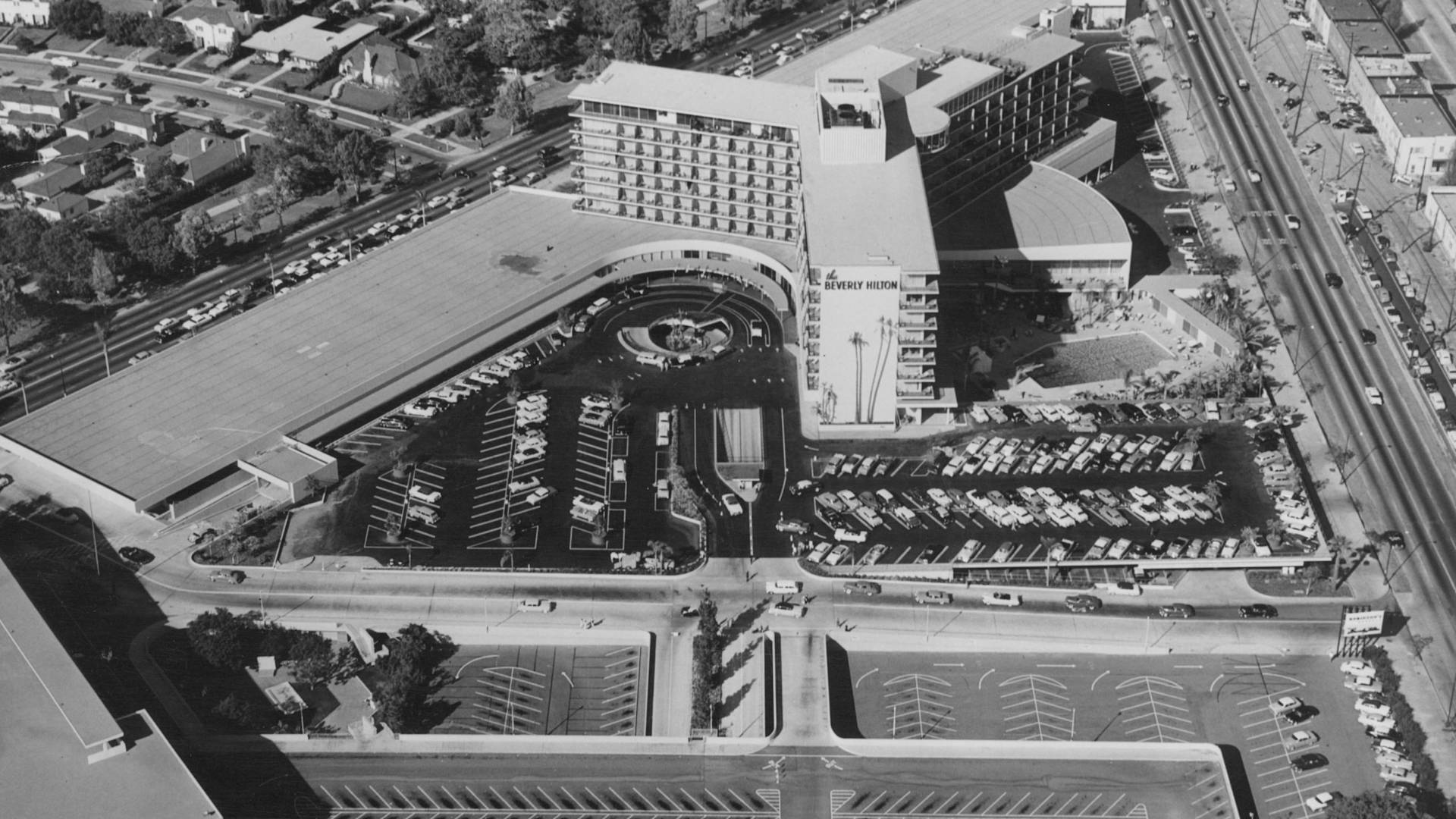 Santa Monica'daki The Beverly Hilton'un Siyah ve Beyaz Havadan Görünümü