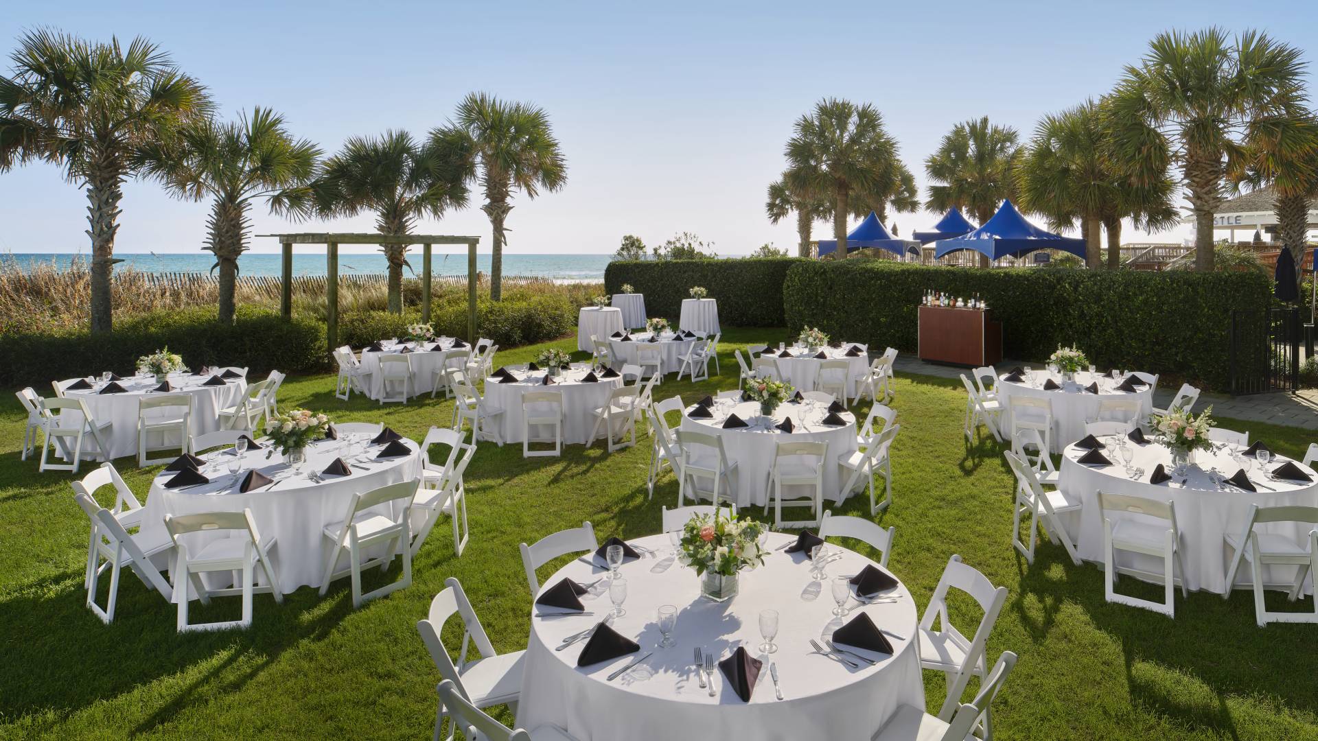 Bir düğün resepsiyonu için bahçede hazırlanmış yuvarlak masalar