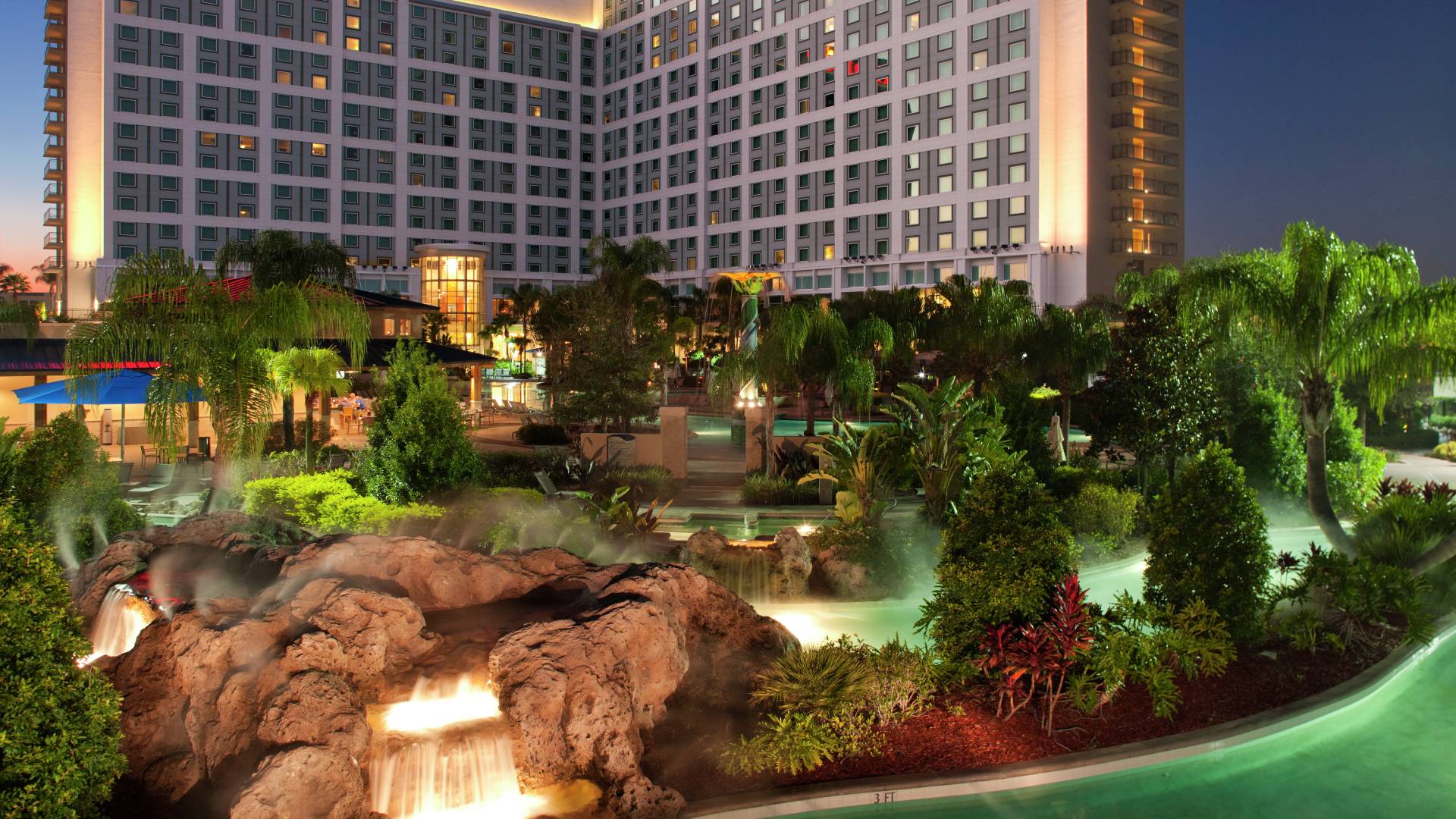 Exteriér hotelu v noci