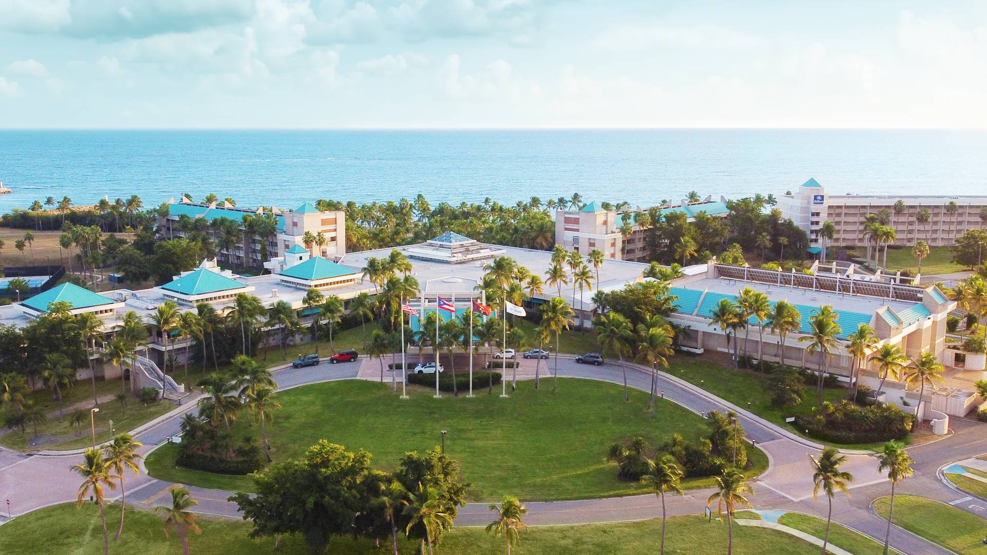 ภาพมุมสูงของโรงแรมที่มีมหาสมุทรเป็นฉากหลัง