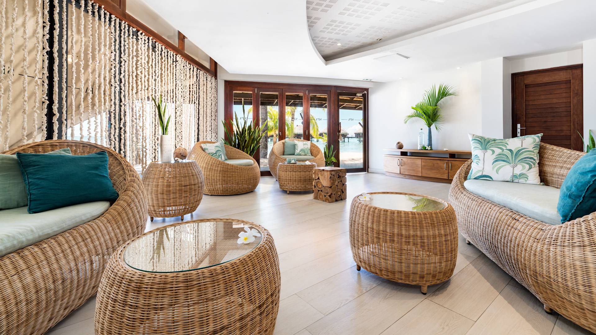 スパのレセプションエリア、ウィッカーソファ、椅子、テーブル