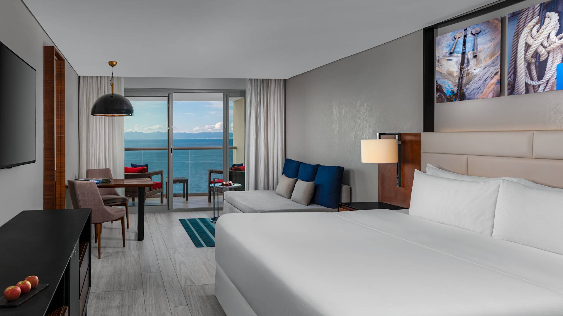 キングベッドとオーシャンフロントを備えたベッドルーム