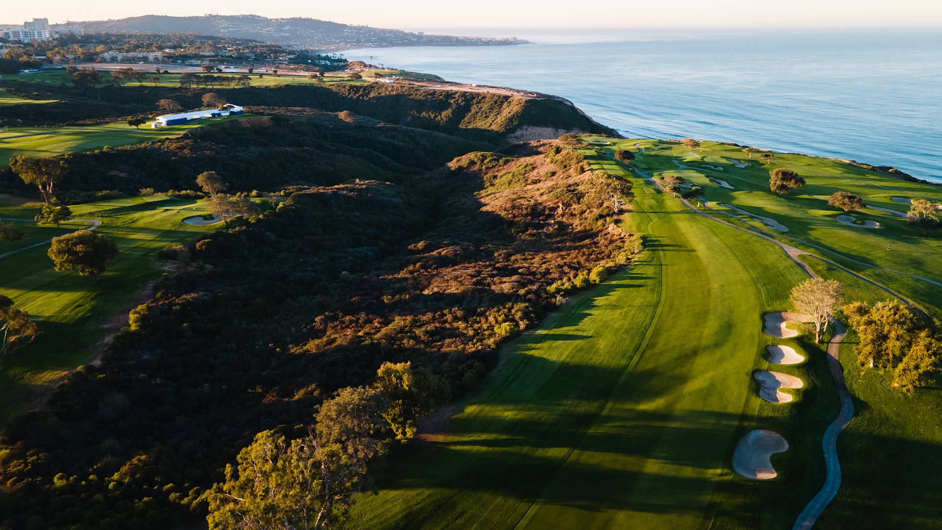 widok na pole golfowe i ocean