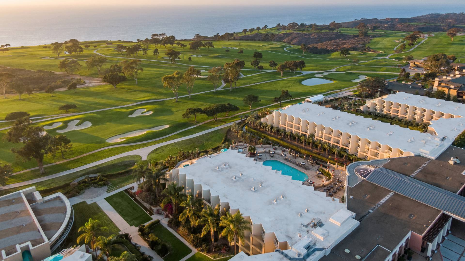 Vista aérea del hotel con piscina y campo de golf