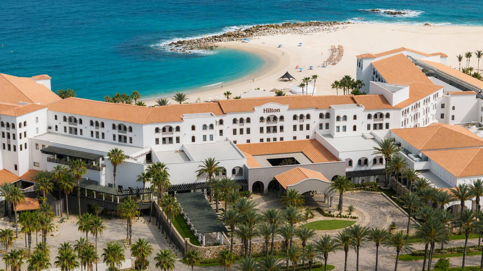 Vista aerea dell'esterno e della spiaggia dell'hotel
