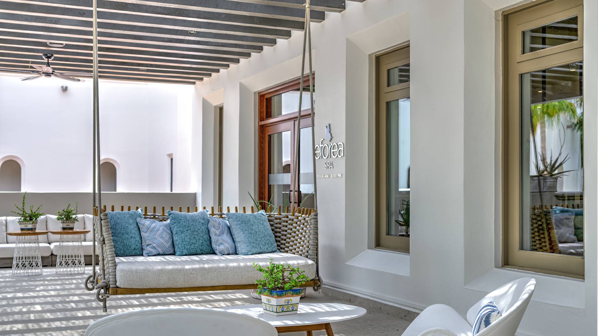 Spa-Eingang, Liegestühle, Veranda mit hellblauen Kissen