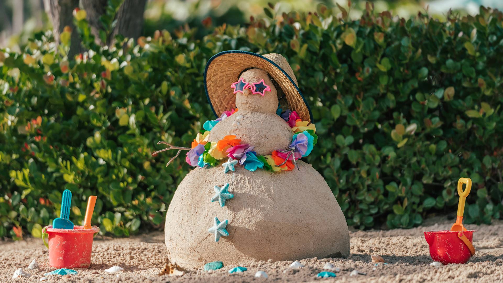 lei ve yıldız balık dekorasyonlu kum kardan adam