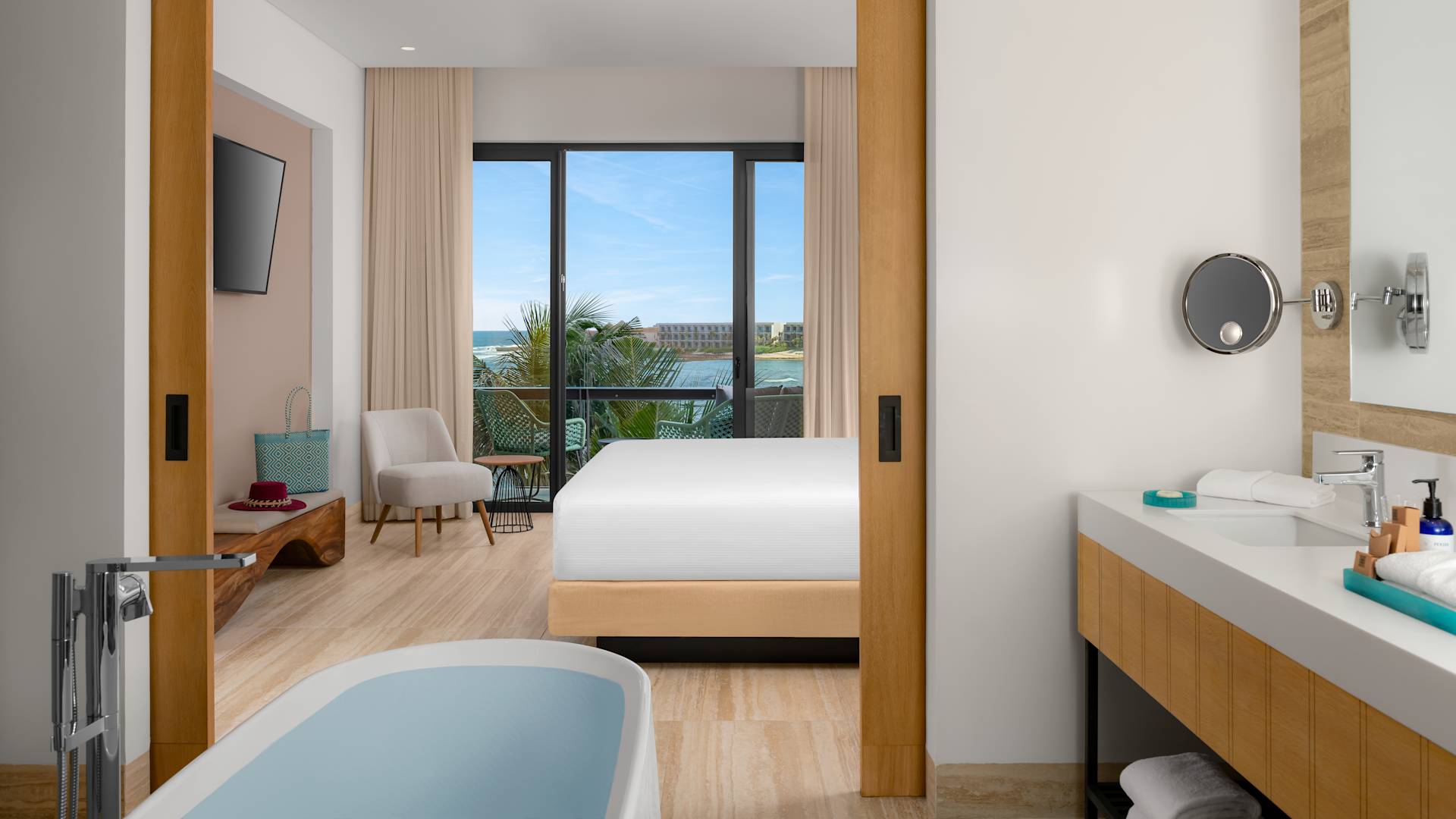 kamar mandi terbuka ke kamar dengan jendela besar tempat tidur