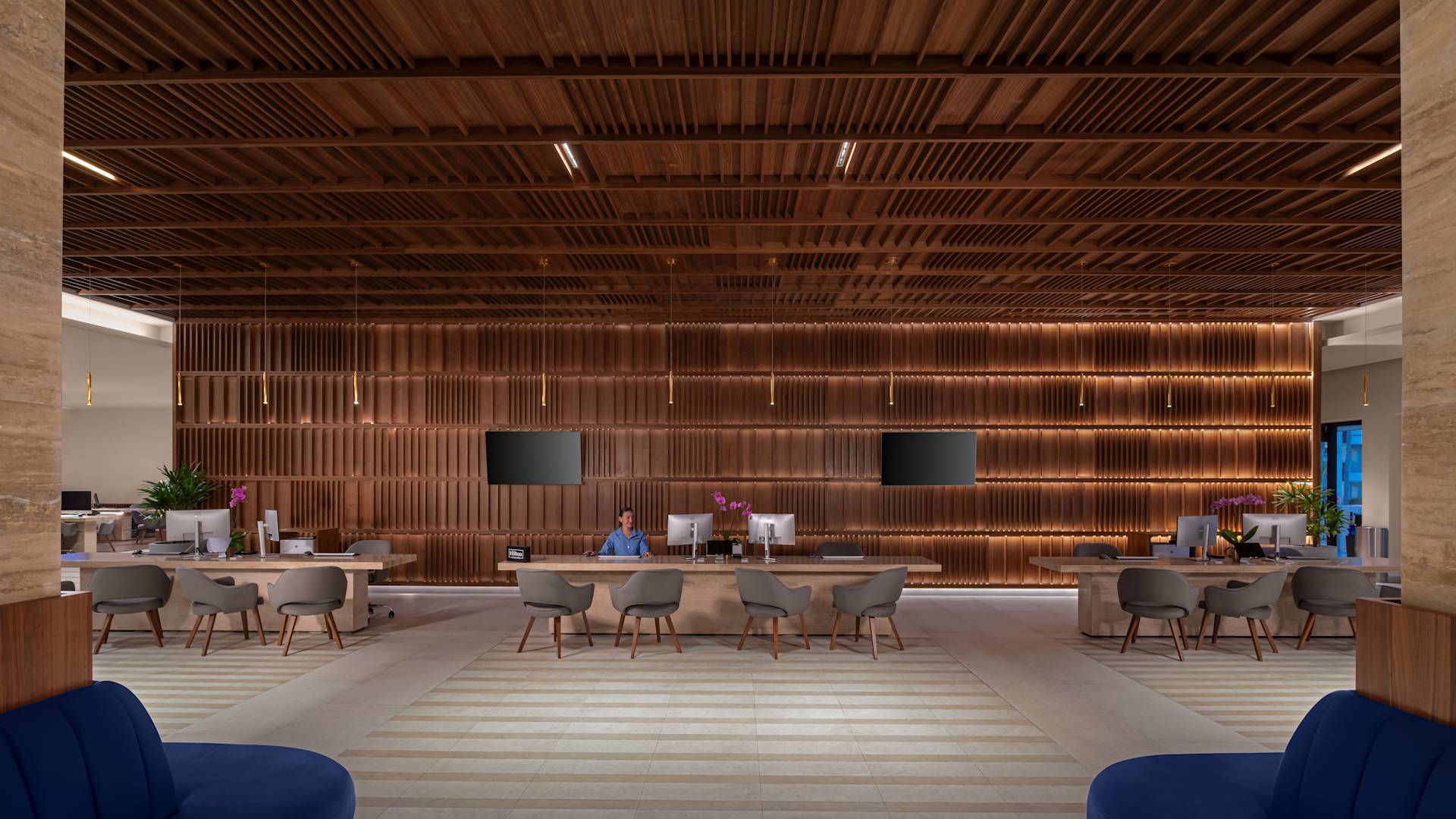 zonă de lobby cu personal