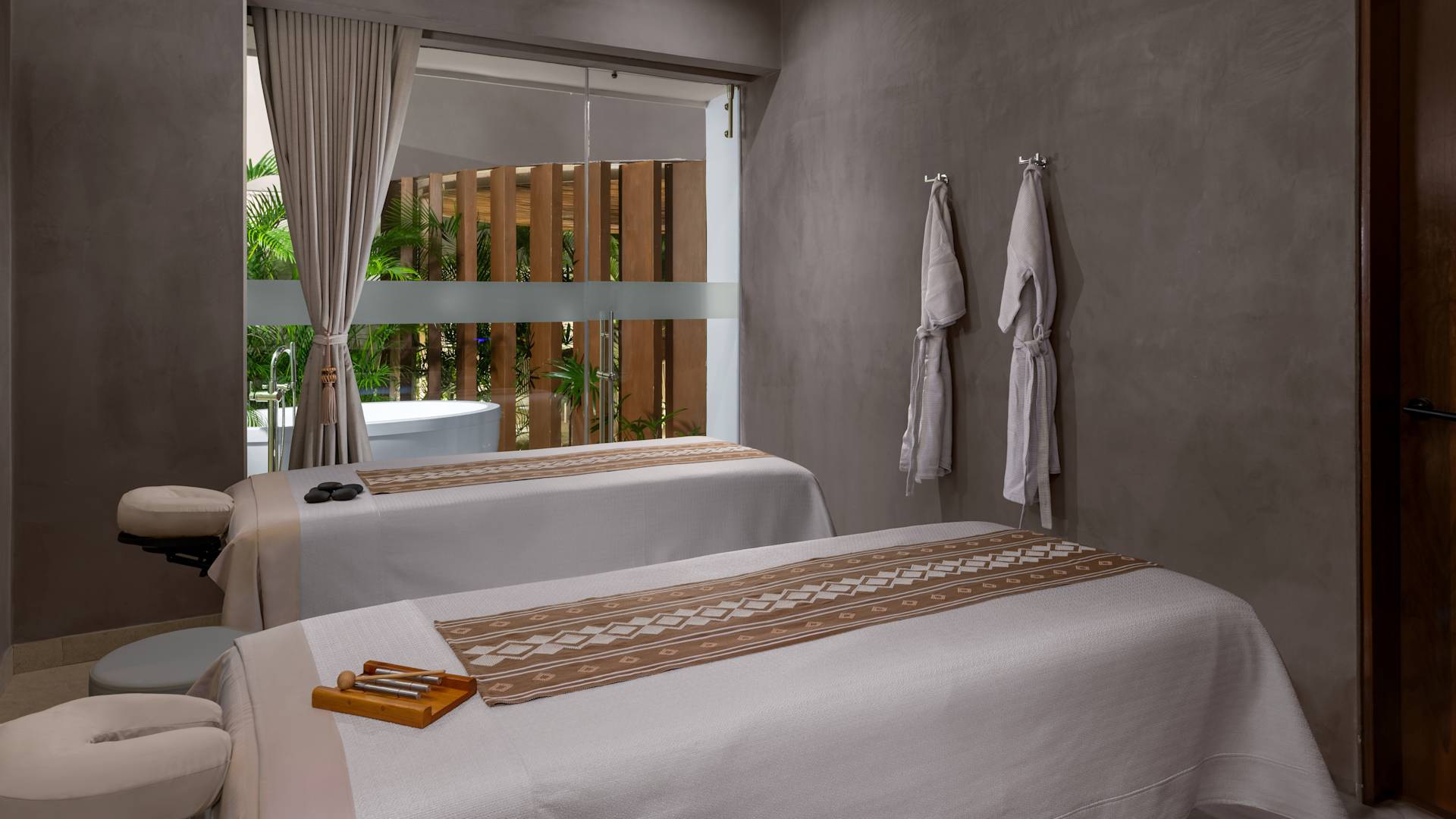 sala de masajes para parejas con una ventana amplia