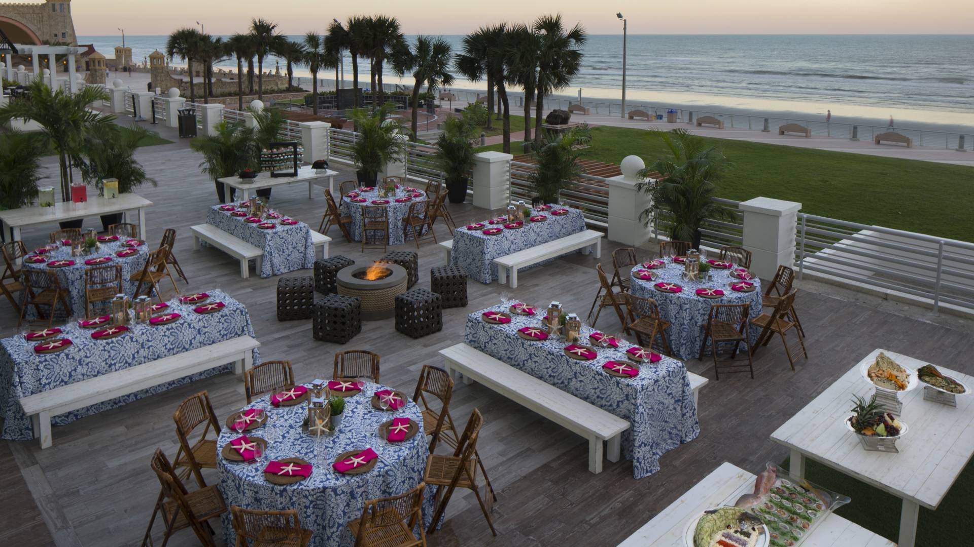 Masalar Yangın Çitli ve Okyanus Manzaralı Özel Günler için Hazırlanmıştır