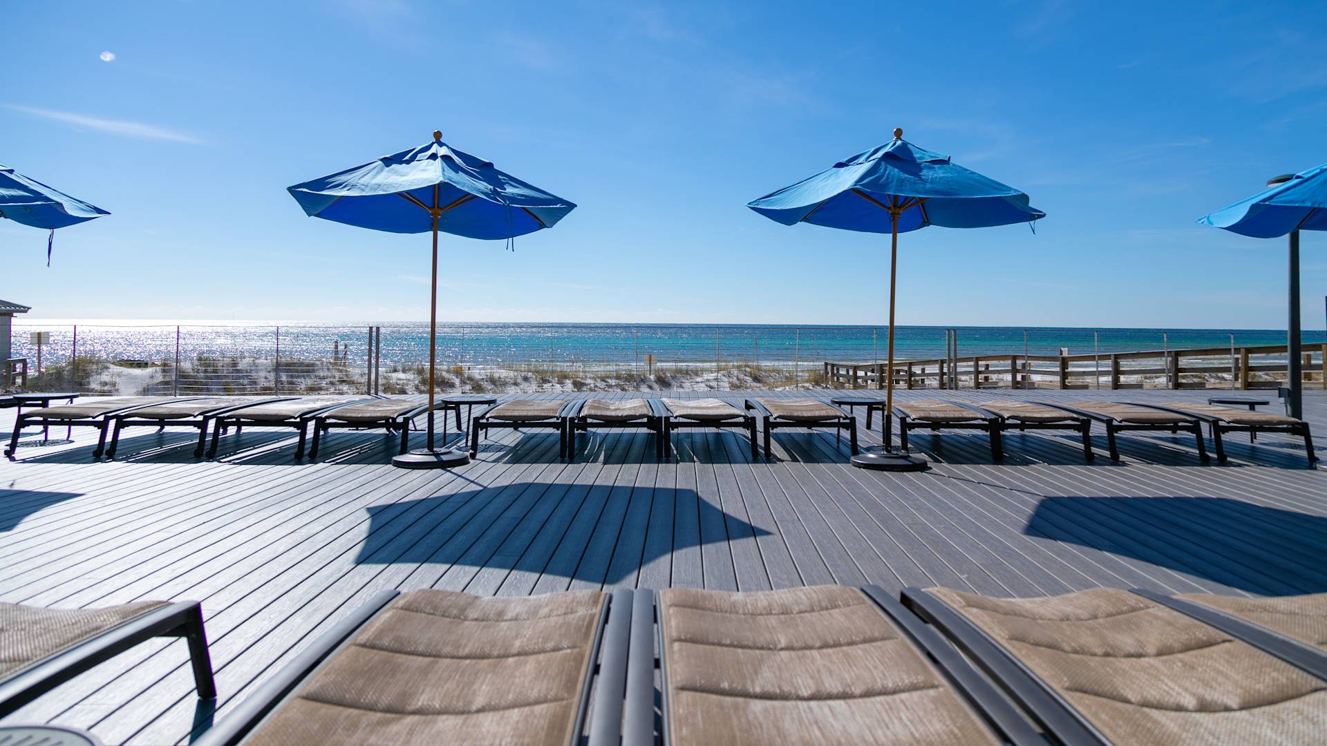 مقاعد للتمدد في الهواء الطلق، وإطلالة على البحر