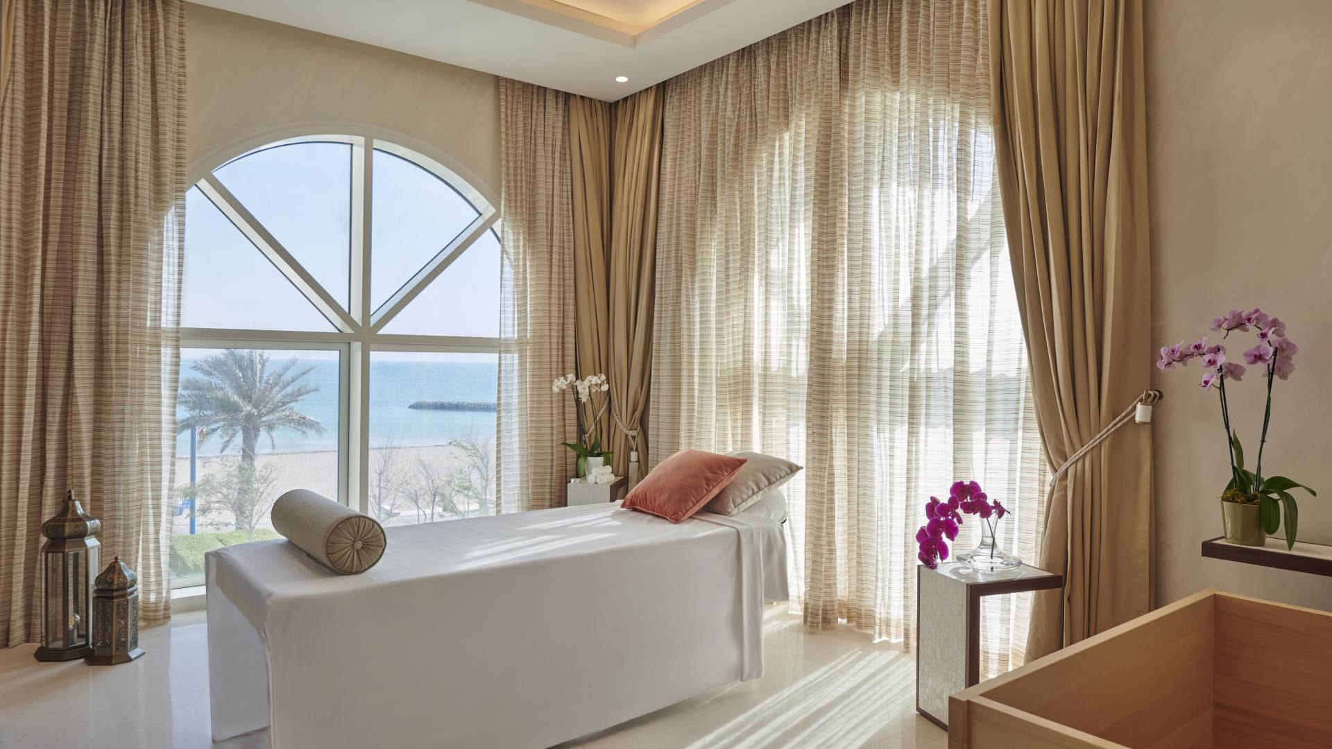 Massagetisch mit Handtuch