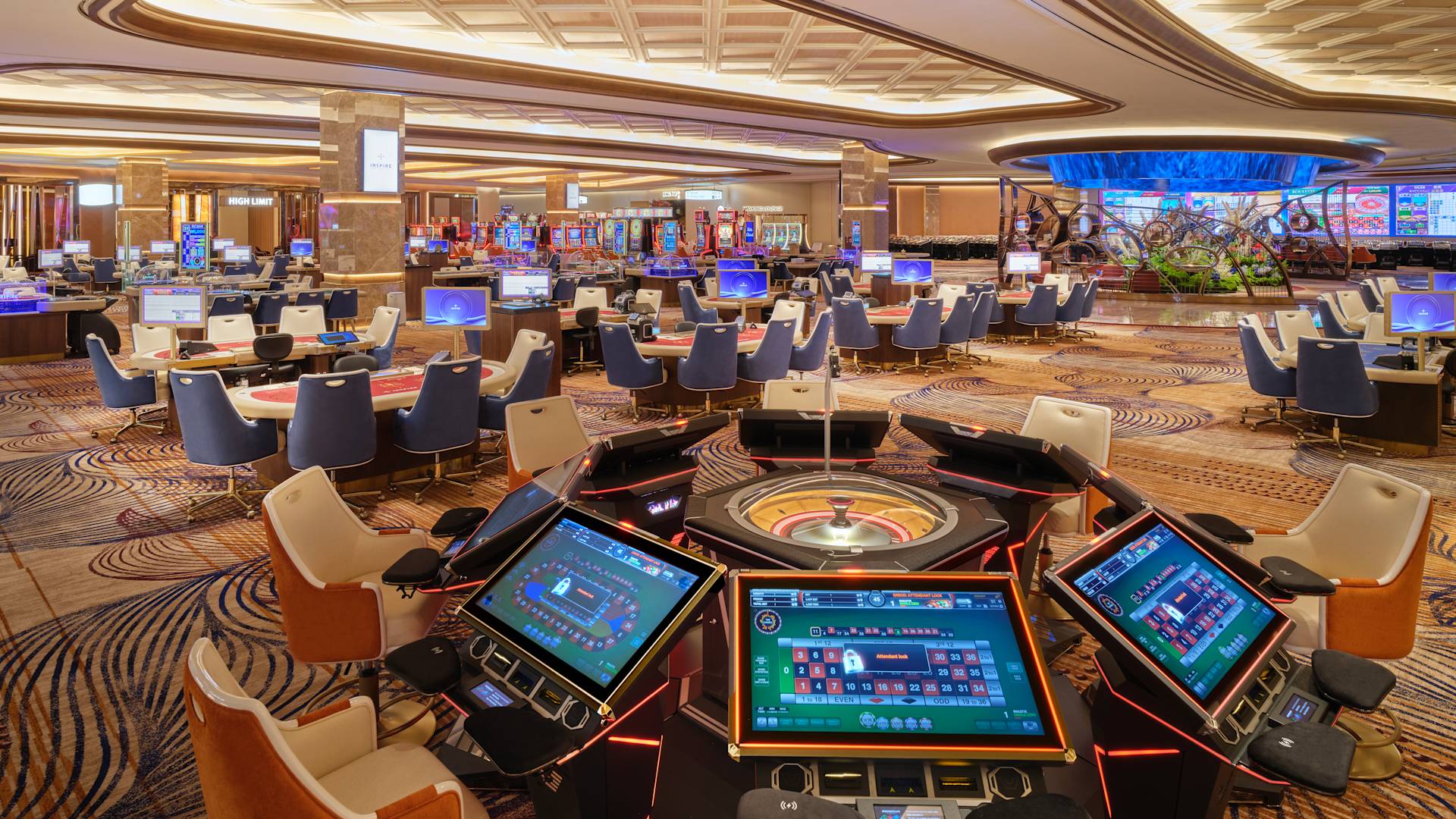 منطقة ألعاب الكازينو مجهزة بمجموعة متنوعة من ماكينات المقامرة