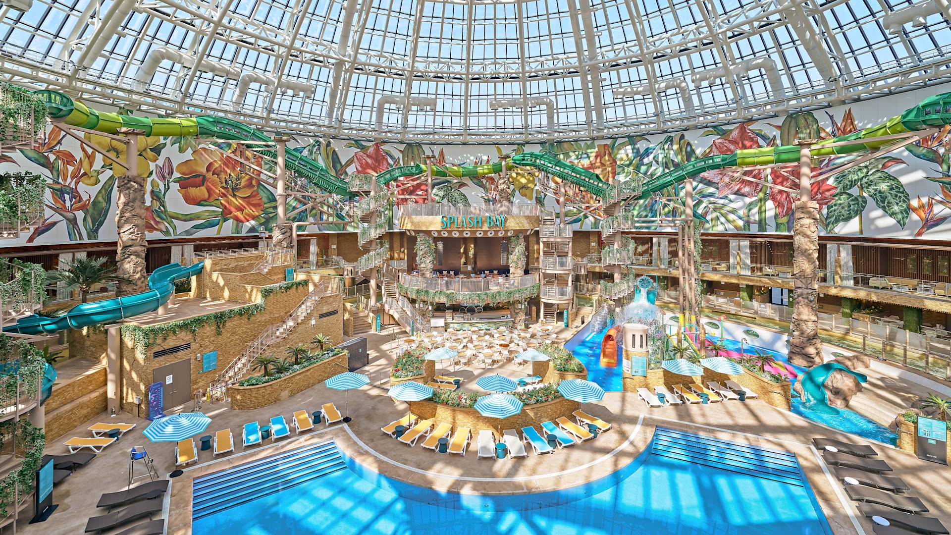 室內泳池區，設有各種泳池，並設有躺椅及滑梯