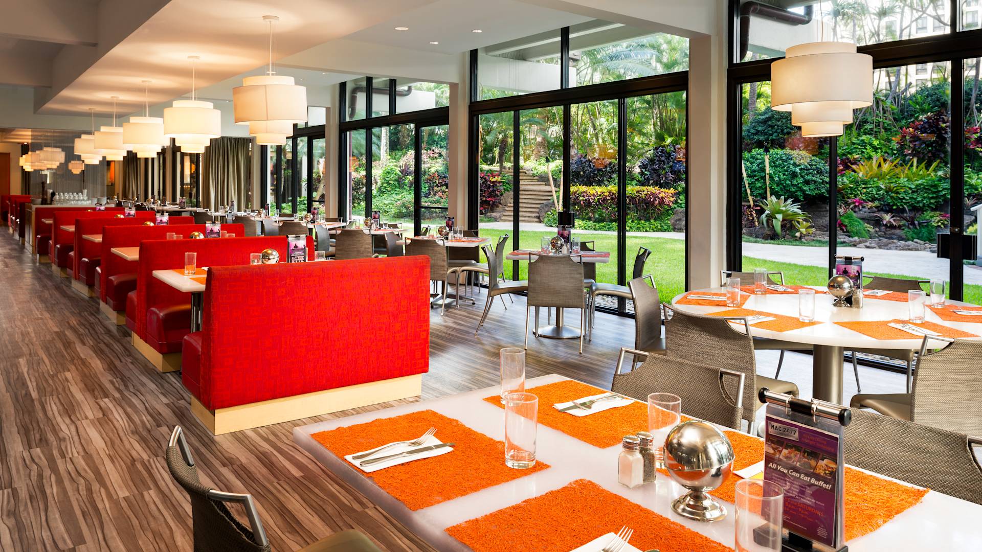 レストラン「M.A.C. 24-7」