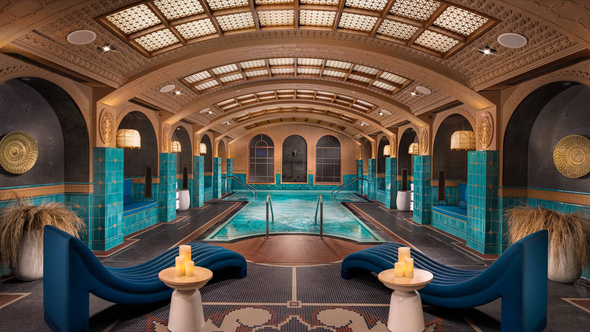 Bathhouse dengan kolam renang dan kursi santai