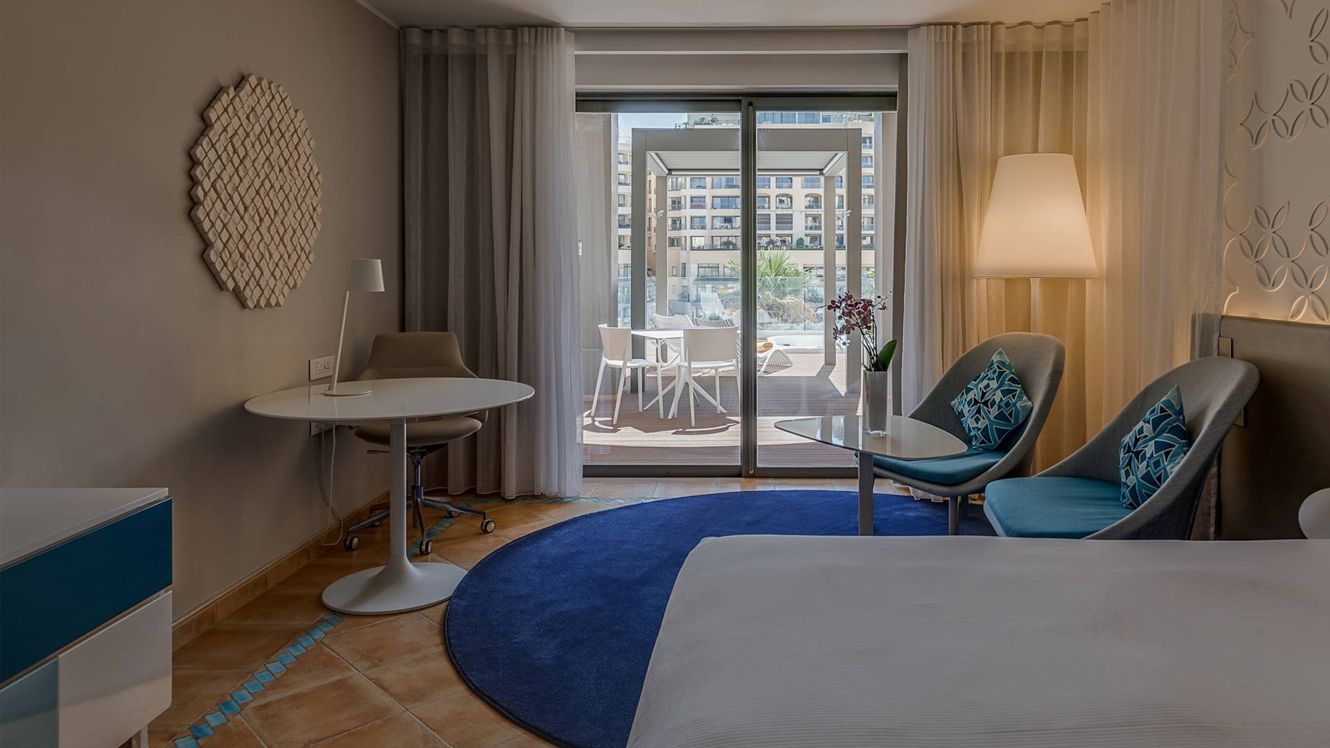 parivuoteellinen makuuhuone oleskelualueella