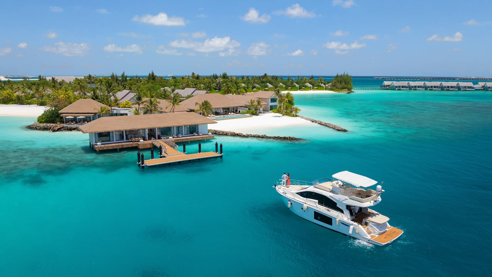 лодка в океане напротив отеля