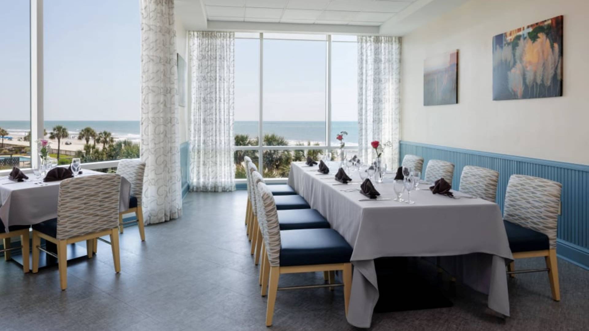 Coin repas du restaurant PDR avec vue sur l'océan